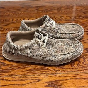 Roper Brand casual lace-up shoes in a snakeskin slip on shoes Women’s Size: 10